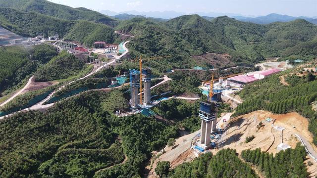 今年来,防城港市上思县千方百计加快重大项目建设,通过聚焦"3 2 1"